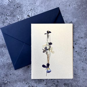Tarjeta de flores silvestres secas reales prensadas (no es una impresión), única en su tipo, tarjeta única, tarjeta en blanco, tarjeta del Día de la Madre, tarjeta de boda, cumpleaños, aniversario