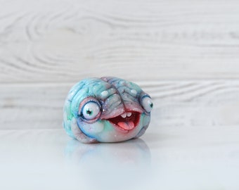 Brain frog sculpture. Brain frog that helps with your brain fog. Small totem frog in the form of a brain. Ready to sheep