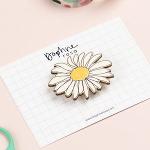 Wooden Birth Flower Brooch - April Birthday - Daisy