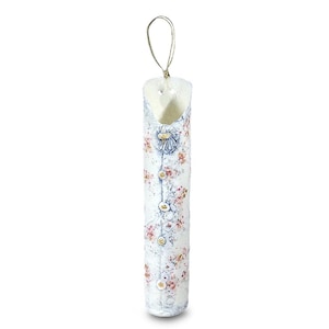 Könnte beinhalten: Weiße Keramikvase mit floralem Muster und goldenen Akzenten. Die Vase ist in Form eines Hemdes mit einem Knopfdetail und einer Schlaufe oben zum Aufhängen gestaltet.