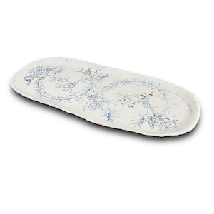 Könnte beinhalten: Weiße ovale Keramik-Servierplatte mit einem blauen und braunen Blumendesign.