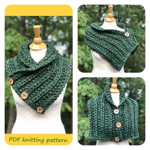 Puede incluir: Un cuello de punto verde con botones de madera. El cuello está doblado y drapeado sobre un maniquí. El fondo es una imagen borrosa de follaje verde. El texto "PDF knitting pattern" está en la parte inferior de la imagen.