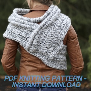 Op de afbeelding: Een witte en grijze gebreide cowl met een textuurpatroon. De cowl is gedrapeerd over de schouders van een persoon die een bruin leren jack draagt. De tekst "PDF KNITTING PATTERN - INSTANT DOWNLOAD" staat onderaan de afbeelding.