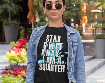 Blijf 6 Feet Away I Am A Squirter | Volwassen Grap | Humor voor volwassenen | Stout | Vuil | Squirt Shirt | Grappig Volwassen Shirt | Squirting