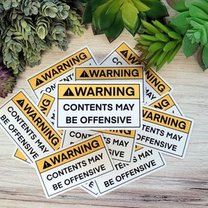 Varningsklistermärke med texten "Innehållet kan vara stötande"