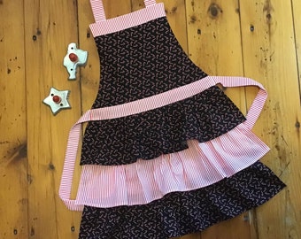 Girls Christmas apron, kids aprons, Holiday apron, candy cane apron, little helper, kitchen helper, mommies helper, kitchen accessory, gift