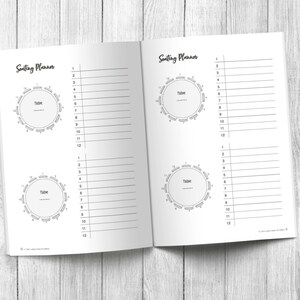 Puede incluir: Cuaderno abierto con un dise&ntilde;o de planificador de asientos. Cada p&aacute;gina presenta un diagrama de mesa con asientos numerados y l&iacute;neas correspondientes para los nombres de los invitados. El texto "Seating Planner" est&aacute; en la parte superior de cada p&aacute;gina.
