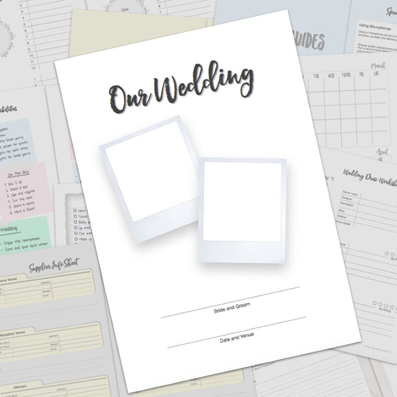 Pu&ograve; includere: Un planner di nozze bianco con le parole "Our Wedding" in corsivo nero. Ci sono due cornici per foto Polaroid vuote sulla pagina, con spazio per scrivere i nomi della sposa e dello sposo, nonch&eacute; la data e la location.