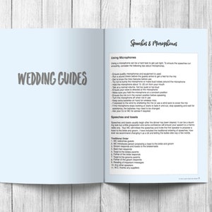 Puede incluir: Libro abierto con p&aacute;ginas azul claro. La p&aacute;gina izquierda dice "WEDDING GUIDES" en una fuente de escritura. La p&aacute;gina derecha trata sobre "Speeches & Microphones" con consejos sobre el uso de micr&oacute;fonos y el orden de los brindis.