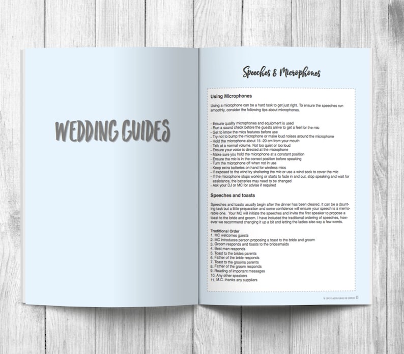 Puede incluir: Libro abierto con p&aacute;ginas azul claro. La p&aacute;gina izquierda dice "WEDDING GUIDES" en una fuente de escritura. La p&aacute;gina derecha trata sobre "Speeches & Microphones" con consejos sobre el uso de micr&oacute;fonos y el orden de los brindis.