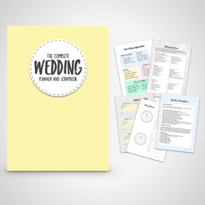 Pu&ograve; includere: Un planner di nozze e un album di scrapbooking giallo con un cerchio sulla copertina che dice "The Complete Wedding Planner and Scrapbook".