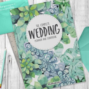 Puede incluir: Un planificador de bodas y un &aacute;lbum de recortes con un dise&ntilde;o de suculentas. La portada presenta un patr&oacute;n de acuarela de suculentas verdes y verde azulado. El texto "THE COMPLETE WEDDING PLANNER AND SCRAPBOOK" est&aacute; en un c&iacute;rculo blanco. Tambi&eacute;n se ve un sobre, un l&aacute;piz y una regla turquesa.