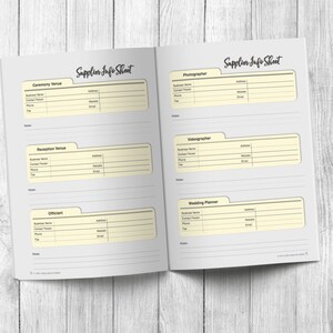 Puede incluir: Cuaderno abierto con el t&iacute;tulo "Supplier Info Sheet". Las p&aacute;ginas presentan secciones para los detalles de los proveedores de bodas: Lugar de la ceremonia, Lugar de la recepci&oacute;n, Oficial, Fot&oacute;grafo, Vide&oacute;grafo y Planificador de bodas. Cada secci&oacute;n incluye campos para el nombre de la empresa, la informaci&oacute;n de contacto y las notas.