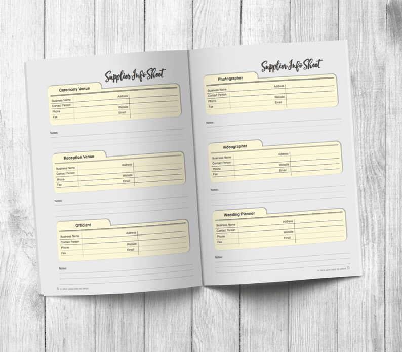 Puede incluir: Cuaderno abierto con el t&iacute;tulo "Supplier Info Sheet". Las p&aacute;ginas presentan secciones para los detalles de los proveedores de bodas: Lugar de la ceremonia, Lugar de la recepci&oacute;n, Oficial, Fot&oacute;grafo, Vide&oacute;grafo y Planificador de bodas. Cada secci&oacute;n incluye campos para el nombre de la empresa, la informaci&oacute;n de contacto y las notas.