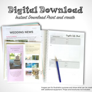 Op de afbeelding: Een digitale download voor het plannen van een bruiloft. De afbeelding toont een stapel tijdschriften met bruiloftgerelateerde onderwerpen, waaronder "Wedding News" en "Wedding Cakes". Een spiraalgebonden notitieboek met een "Leveranciersinformatieblad" is open op een pagina met een lijst met categorie&euml;n voor bruiloftleveranciers. Een blauwe pen ligt op het notitieboek.