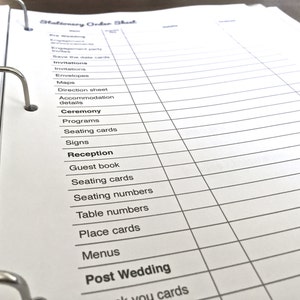 Op de afbeelding: Een wit bestelformulier voor briefpapier met een zwarte ringband. Het formulier bevat een lijst met verschillende artikelen die nodig zijn voor een bruiloft, waaronder uitnodigingen, enveloppen, kaarten, routebeschrijvingen, accommodatiegegevens, ceremonieprogramma's, plaatskaarten, borden, gastenboek voor de receptie, plaatskaarten, tafelnummers, tafelkaarten, menu's en bedankkaartjes na de bruiloft.
