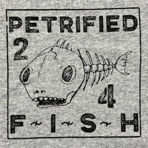 Camiseta com logotipo de peixe petrificado / Tobin Sprout