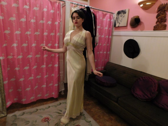 1940's loungewear/ Great Condition/ Liquid silk/sa