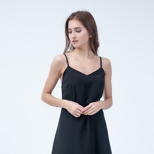 Elegantes schwarzes Seiden-Slip-Midikleid für minimalistische Stilpartys