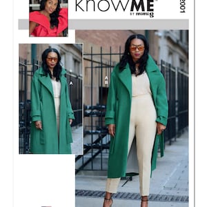 Pu&ograve; includere: Un modello di design di moda con il testo "BEAUTE' J'ADORE knowME by mimi g". Il modello presenta una donna con un lungo cappotto verde, pantaloni color crema e una camicetta color crema. Il modello &egrave; progettato e stampato negli Stati Uniti.