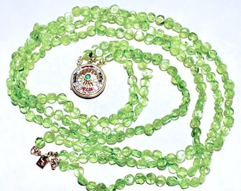 Collana in oro 14 carati con peridoto, diamanti, rubini, zaffiri e smeraldi, a tre fili, pietra portafortuna di agosto.