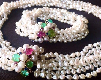Conjunto de collar y pulsera de oro de 14k estilo ensalada de frutas con esmeraldas, rubíes, turmalinas rosas y perlas Keshi, perlas Akoya Keshi.