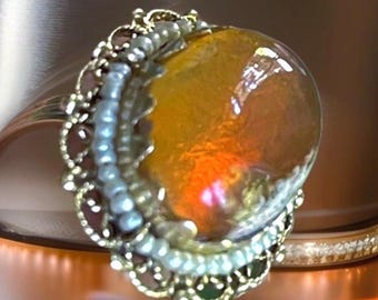 Anello con alone di semi di perla in opale messicano grande 14k e pietra portafortuna di ottobre, opale messicano contraluz