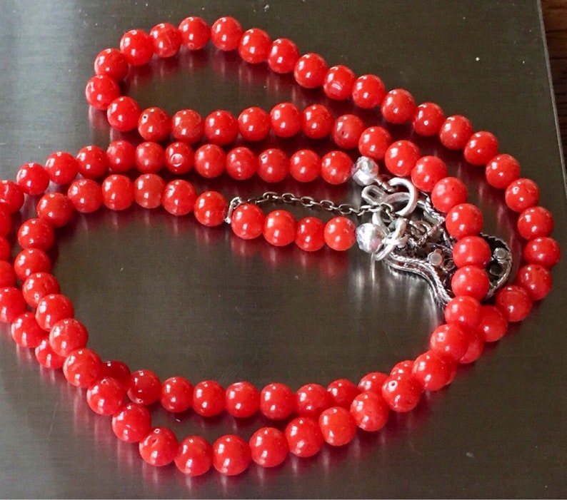 Collar de coral rojo sangre sin teñir, cuentas de coral natural, coral rojo italiano con cierre de candado y esmalte. Collar vintage. imagen 5