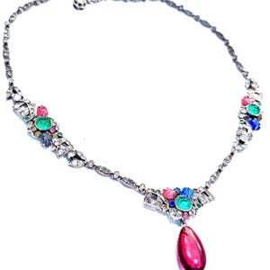 Collana antica con macedonia di frutta e paste di diamanti color smeraldo, rubino e zaffiro, realizzata in argento sterling. Collana edoardiana con gioielli Tutti Frutti.