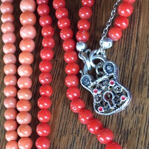 Collar de coral rojo sangre sin teñir, cuentas de coral natural, coral rojo italiano con cierre de candado y esmalte. Collar vintage. imagen 2