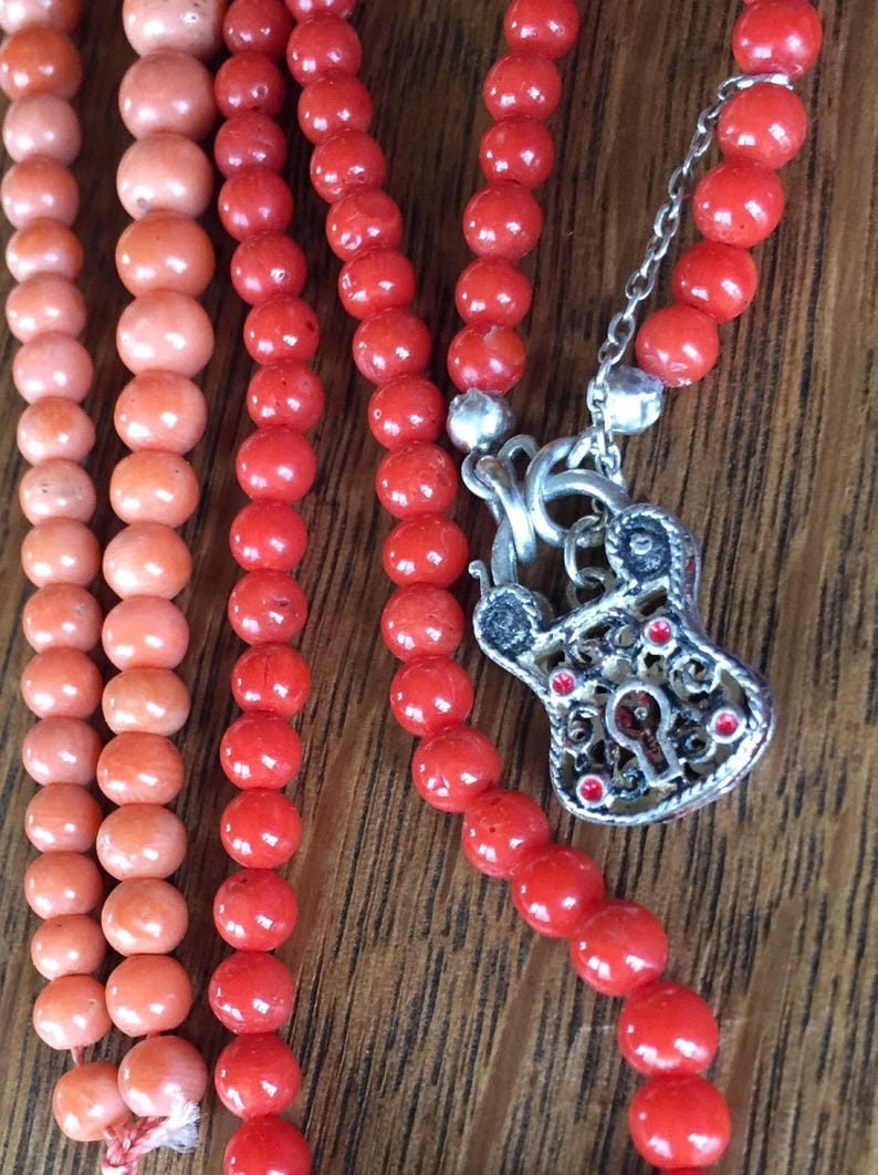 Collar de coral rojo sangre sin teñir, cuentas de coral natural, coral rojo italiano con cierre de candado y esmalte. Collar vintage. imagen 2