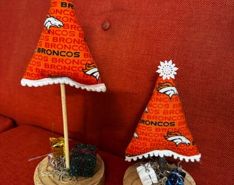 Auffällige Weihnachtsbäume mit Broncos-Football-Motiv, NFL-Weihnachtsdeko, 2er-Set Denver Broncos-Football-Bäume