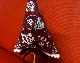 Prunkvoller Weihnachtsbaum der Texas A&M Footballmannschaft, Weihnachtsdeko der Texas Aggies, College-Football-Baum