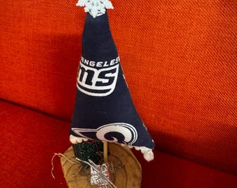Prunkvoller Weihnachtsbaum der Los Angeles Rams, NFL-Weihnachtsdeko, LA Rams-Footballbaum