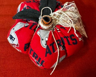 Kürbis mit New England Patriots-Motiv, letzte Auflage, nicht mehr erhältliches Design, NFL-Kürbis, Heimdeko, kleiner Patriots-Kürbis