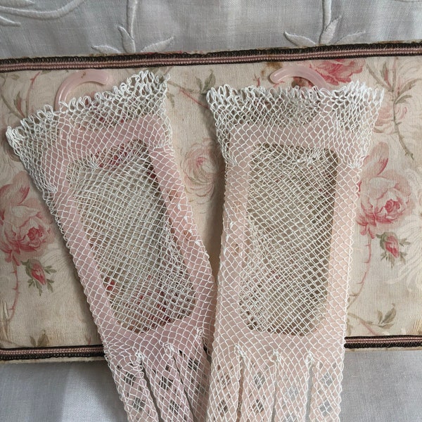 Vintage Delicate White Net Gloves~Antique Wedding Gloves~Bridesmaid Gloves~Downton Abbey Gloves~Victorian Gloves~