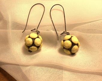 Vtg 50’s Drop Dangle Earrings, Pale Yellow Sphere Orb Wire Earrings