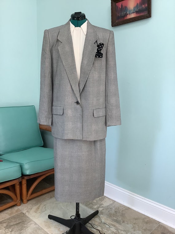 Vintage 90’s Size 14, Long Jacket Suit,Black and W