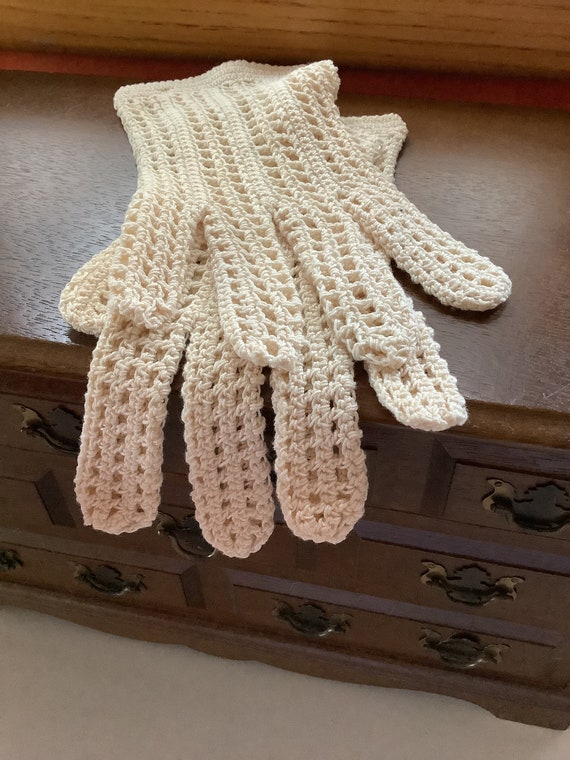 Vintage Crochet Cotton Shortie Gloves, Cream Whit… - image 4