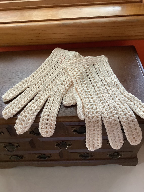 Vintage Crochet Cotton Shortie Gloves, Cream Whit… - image 1