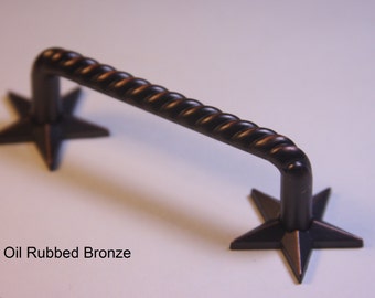 Könnte beinhalten: Ölgeölter Bronze-Schrankgriff mit einem gedrehten Seil-Design und sternförmigen Enden.