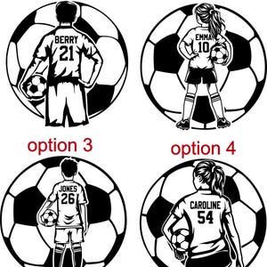 Puede incluir: Cuatro dise&ntilde;os en blanco y negro con tem&aacute;tica de f&uacute;tbol. Cada uno presenta a un jugador con uniforme de f&uacute;tbol y un bal&oacute;n, sobre un fondo de bal&oacute;n de f&uacute;tbol. Los nombres y n&uacute;meros en las camisetas son Berry 21, Emma 10, Jones 26 y Caroline 54.