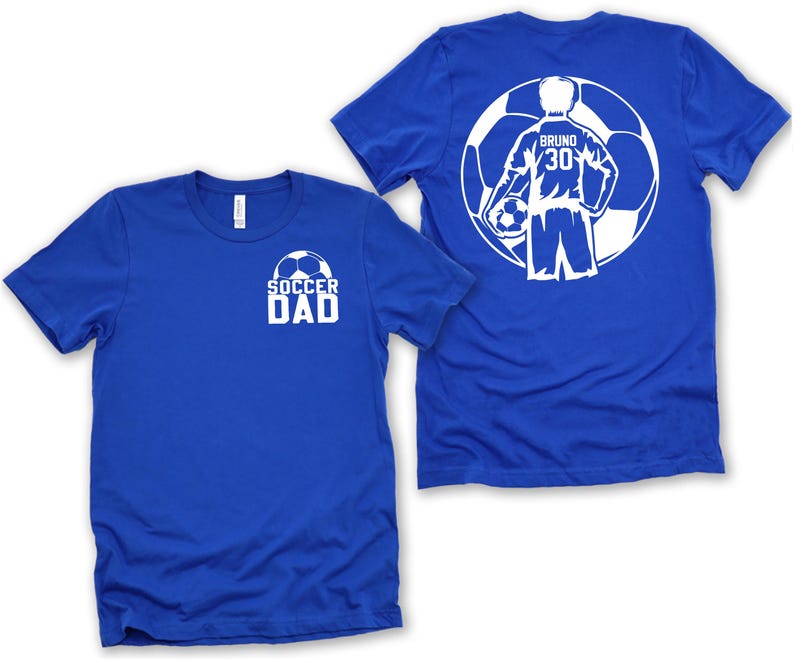 Puede incluir: Dos camisetas azul real. Una camiseta tiene el texto "SOCCER DAD" y un gr&aacute;fico de bal&oacute;n de f&uacute;tbol en la parte delantera. La otra camiseta tiene un gr&aacute;fico de jugador de f&uacute;tbol en la espalda con el nombre "BRUNO" y el n&uacute;mero "30".