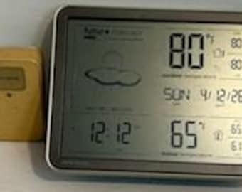 Estación meteorológica vintage AcuRite para interiores y exteriores con transpondedor remoto para exteriores, reloj atómico, pronóstico y pantalla grande, modelo 75077 EC de la década de 1990.