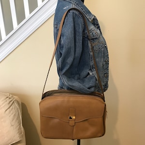 Authentic vintage Gucci shoulder / messenger bag.