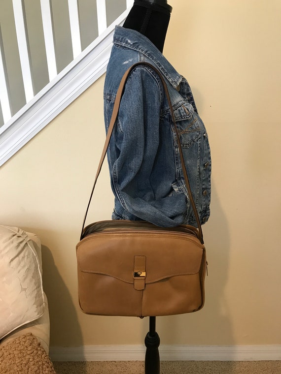 Authentic vintage Gucci shoulder / messenger bag.