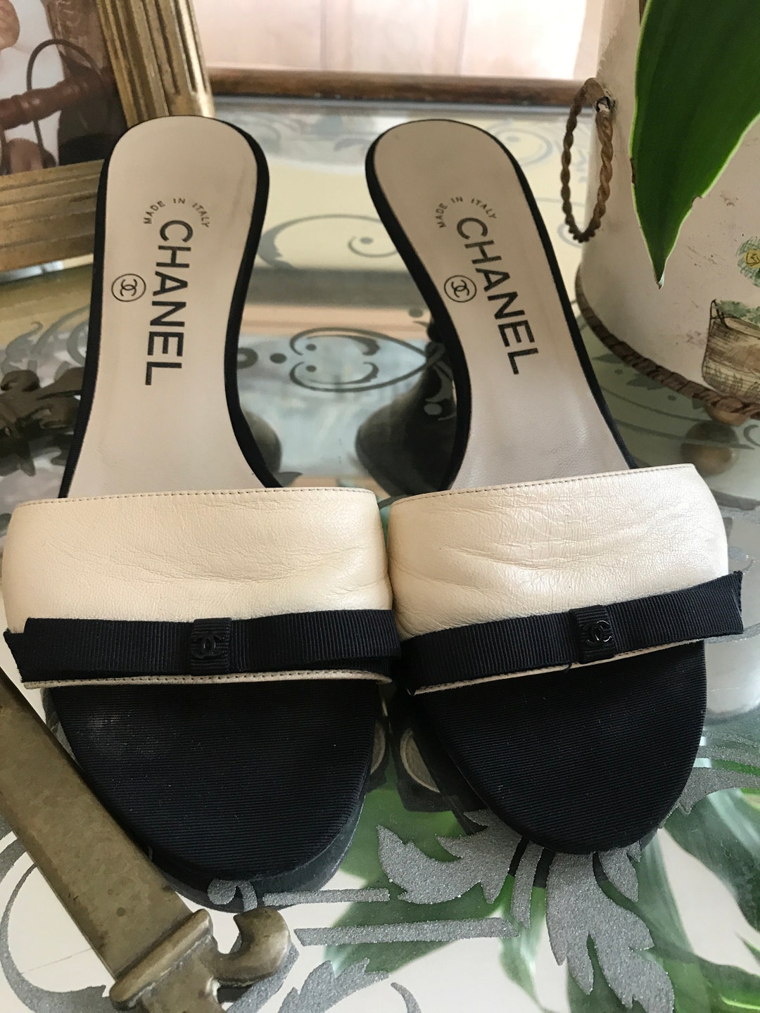 Vintage Chanel Black suede bow mules 23㎝ Chanel Vintage Black Pointed Toe Bow Mules – Amarcord Vintage Fashion