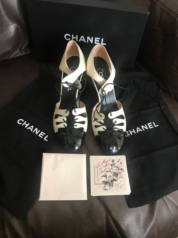 Vintage Chanel black and beige patent leather lace