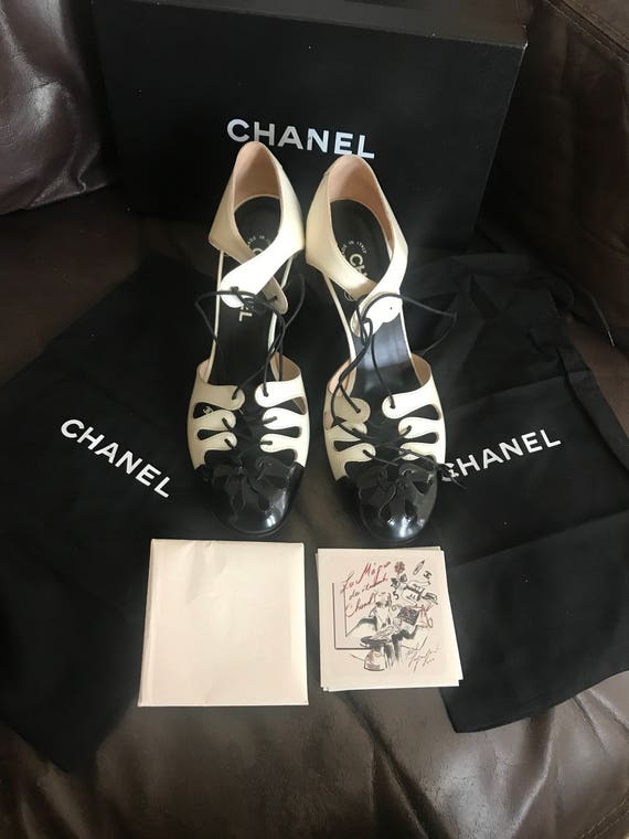 Vintage Chanel black and beige patent leather lac… - image 1