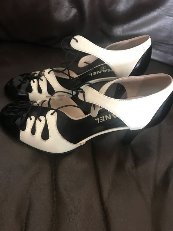 Vintage Chanel black and beige patent leather lac… - image 6